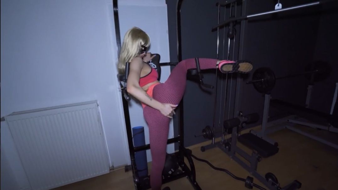 FITNESS TEEN is destroyed by 2 cocks at the same time in the GYM and DRAINED in CUM
